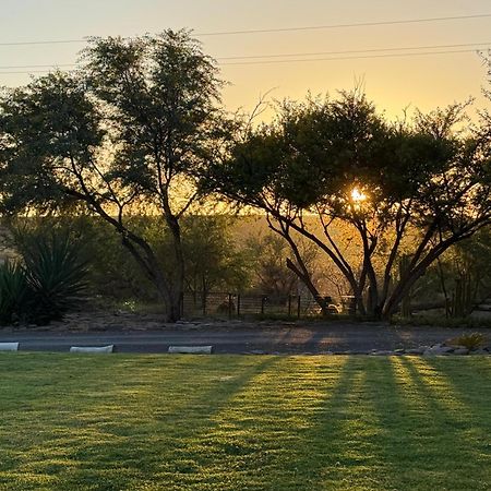 Teri-Lemveli Lodge Beaufort West Esterno foto