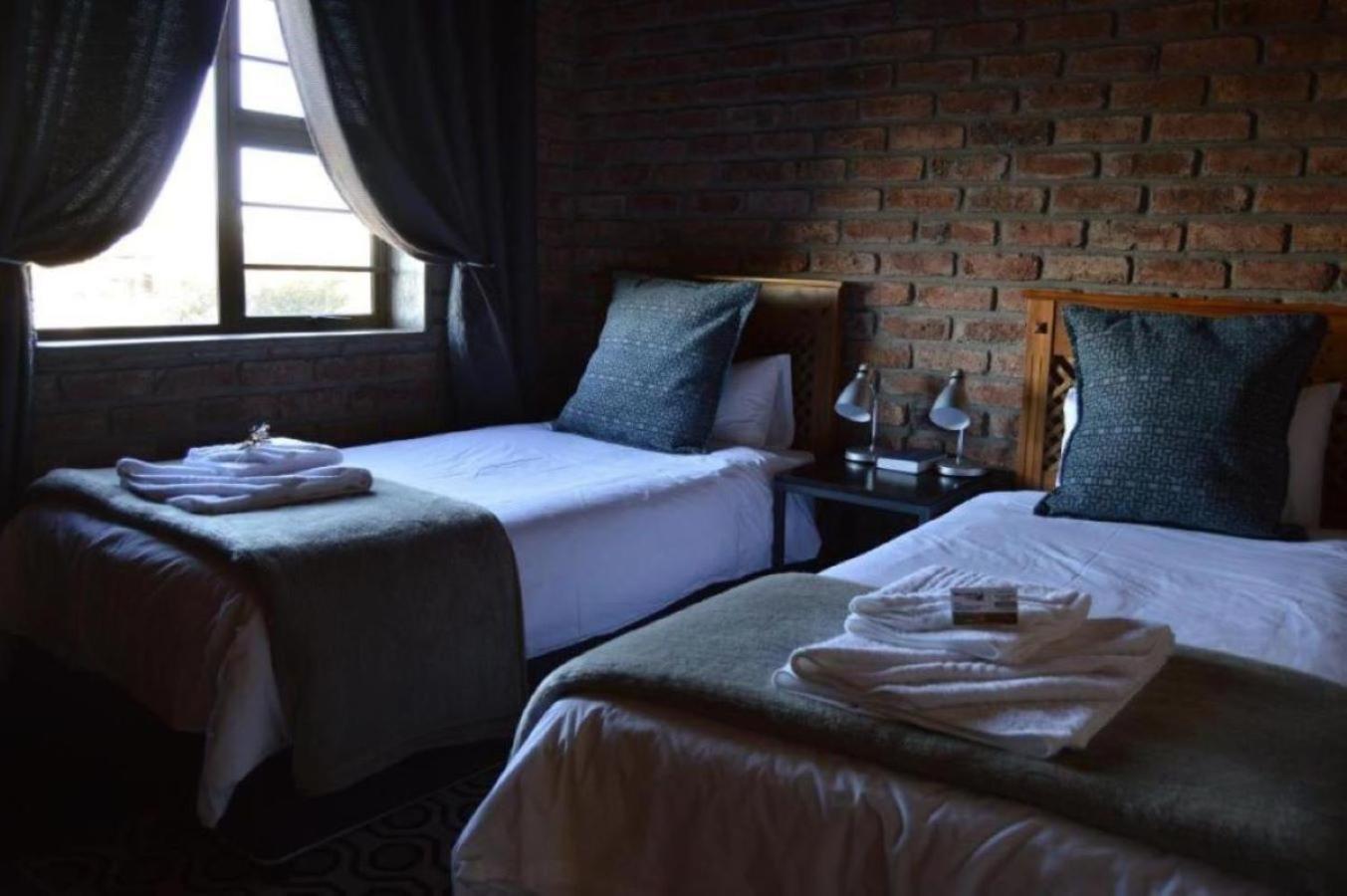 Teri-Lemveli Lodge Beaufort West Esterno foto